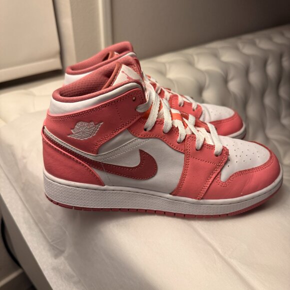 Nike Air Jordan 1 Mid Valentine's Day Size 7Y/8.5 Women's Pristine Condition - Picture 2 of 8